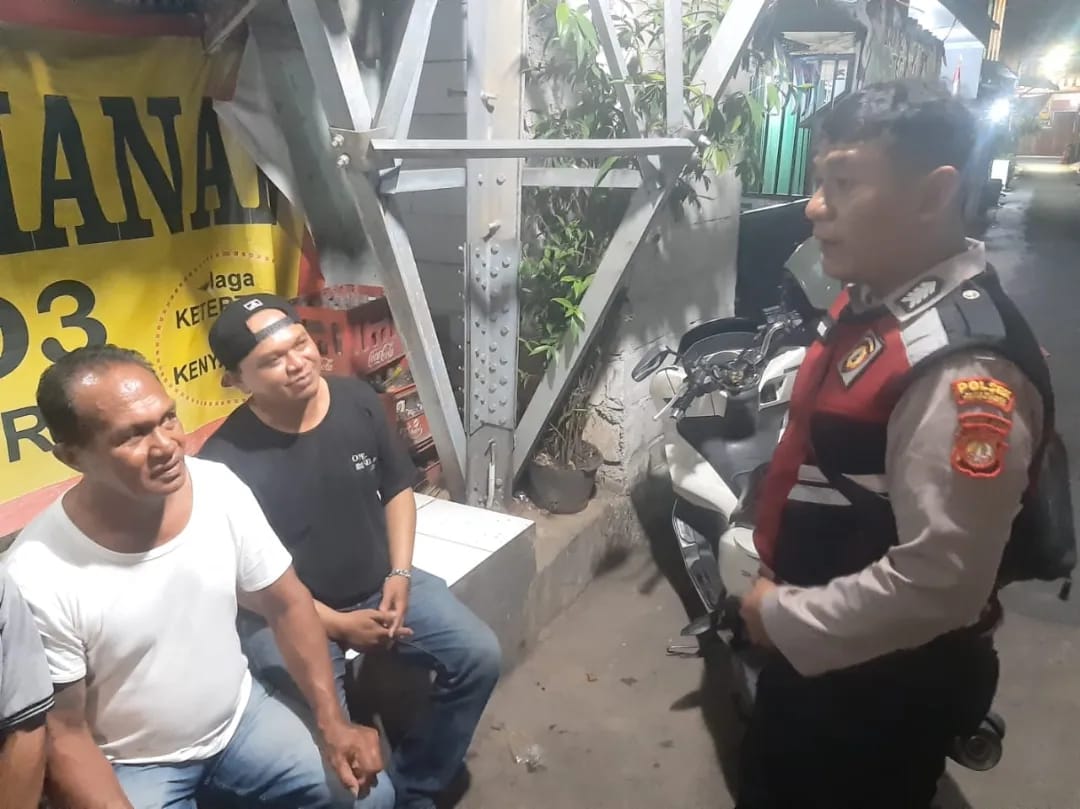 Patroli Dialogis Bripka Agung Jaga Keamanan di Jagakarsa Jelang Pilkada Damai 2024