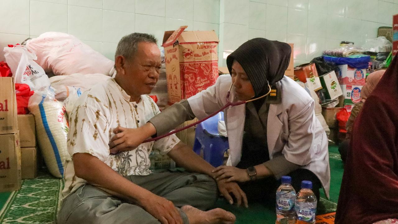 Dokkes Polres Jaktim Beri Pelayanan Kesehatan pada Korban Kebakaran di Pulogadung