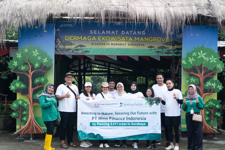 PT Hino Finance Indonesia Tanam Ribuan Mangrove