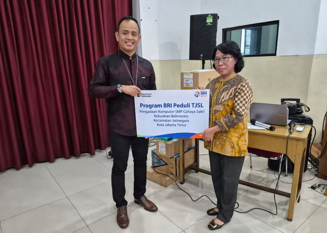 BRI Otista Region 6Jakarta 1 Salurkan CSR berupa Komputer untuk SMP Cahaya Sakti