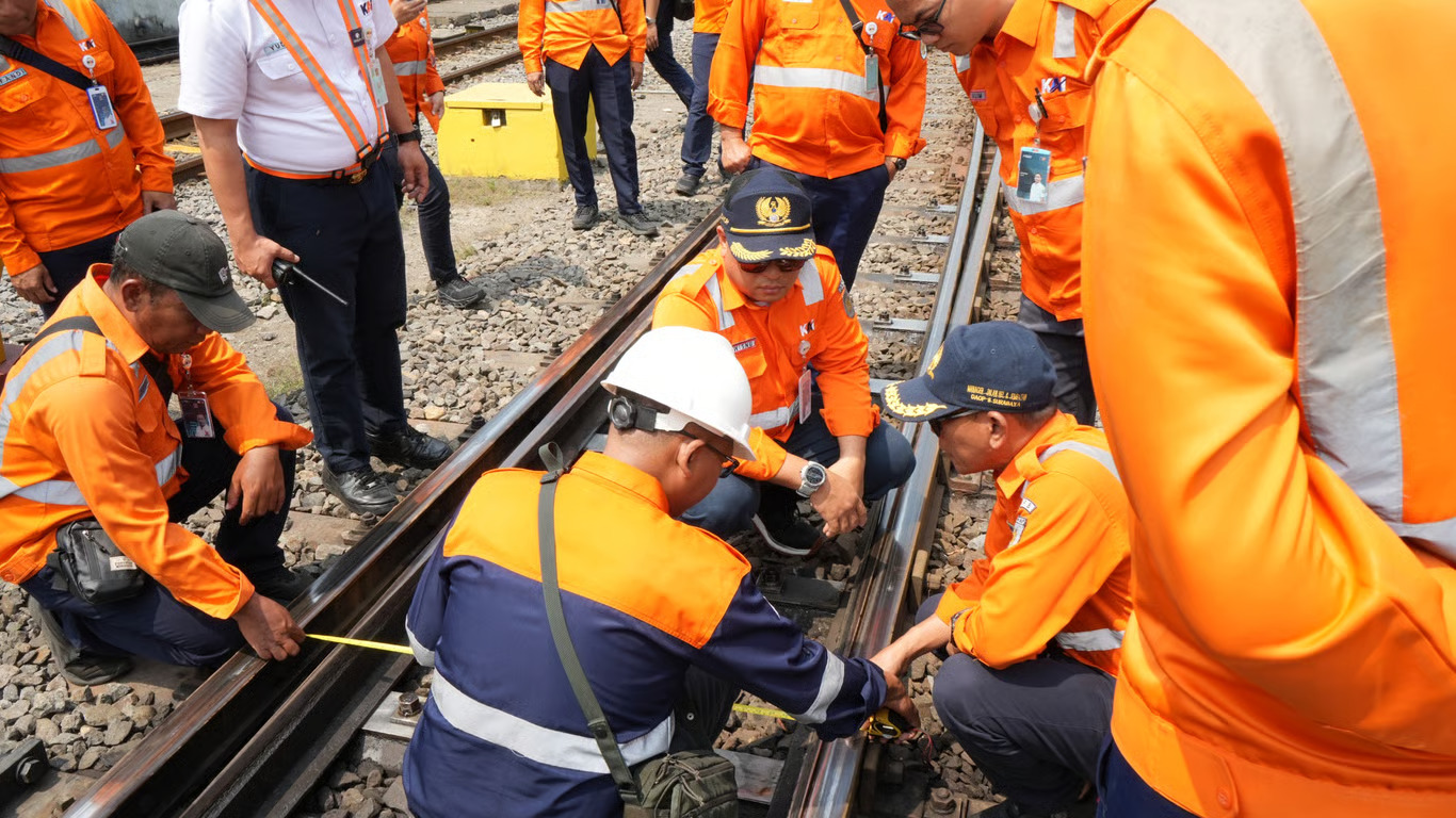 KAI Daop 8 Surabaya Pastikan Keandalan Prasarana Jalan Rel dan Jembatan untuk Keselamatan dan Kelancaran Nataru 20252026