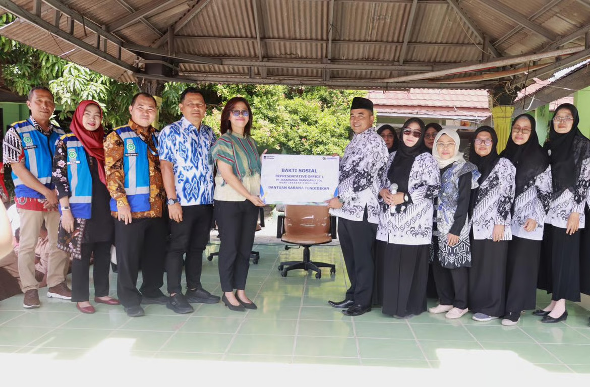 Apresiasi Peran Pendidik dan Dukung Fasilitas Belajar, JTT Gelar Bakti Sosial di Hari Guru Nasional