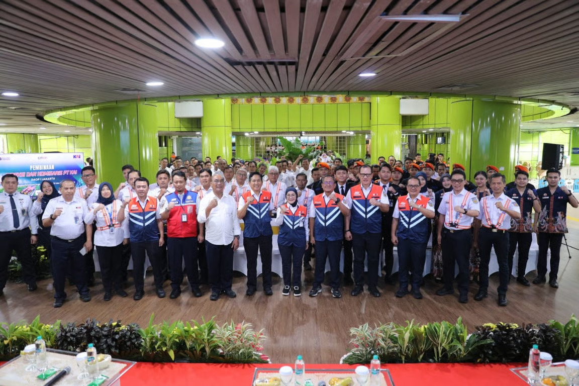 KAI Intensifkan Inspeksi Jalur untuk Memperkuat Keandalan Prasarana dan Layanan di Stasiun Jelang Nataru 20252026