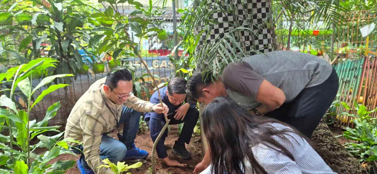BRI BO Tanah Abang Region 6Jakarta 1 Laksanakan Aksi Sosial Penanaman Pohon di RPTRA Kampung Bali