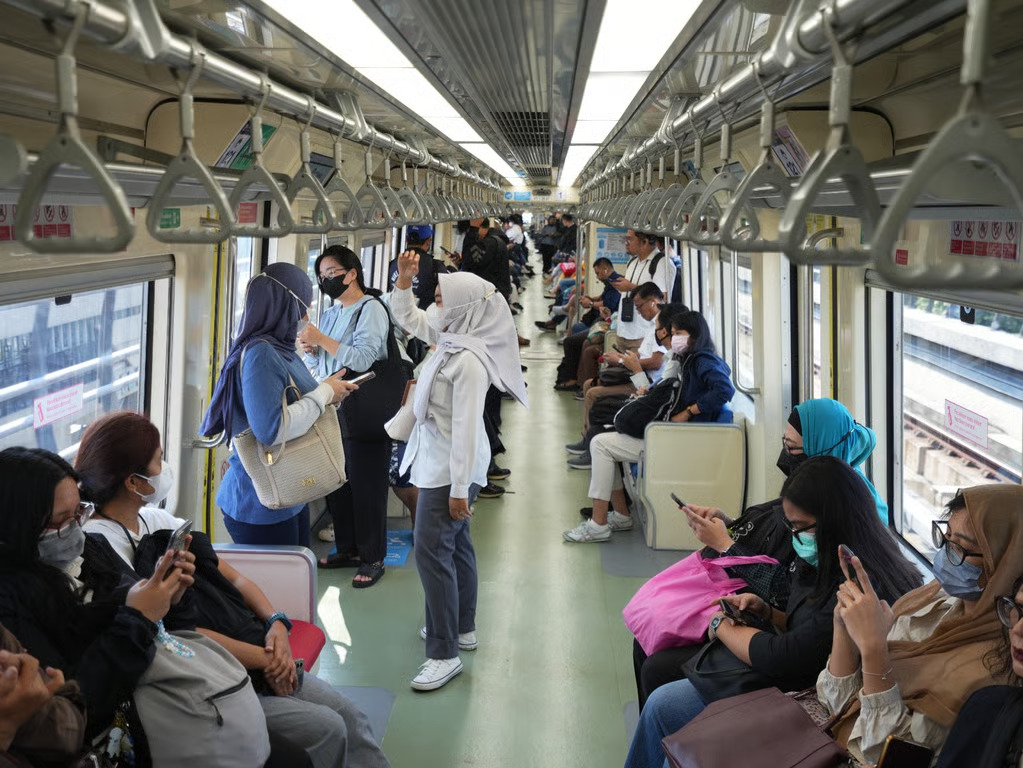 Jam Sibuk LRT Jabodebek Ketika Duduk dan Berdiri Menjadi Ruang Bersama