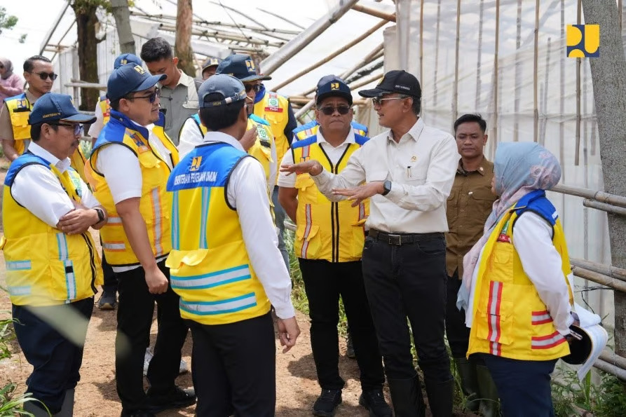 Tinjau Penanganan Longsor di Cisarua