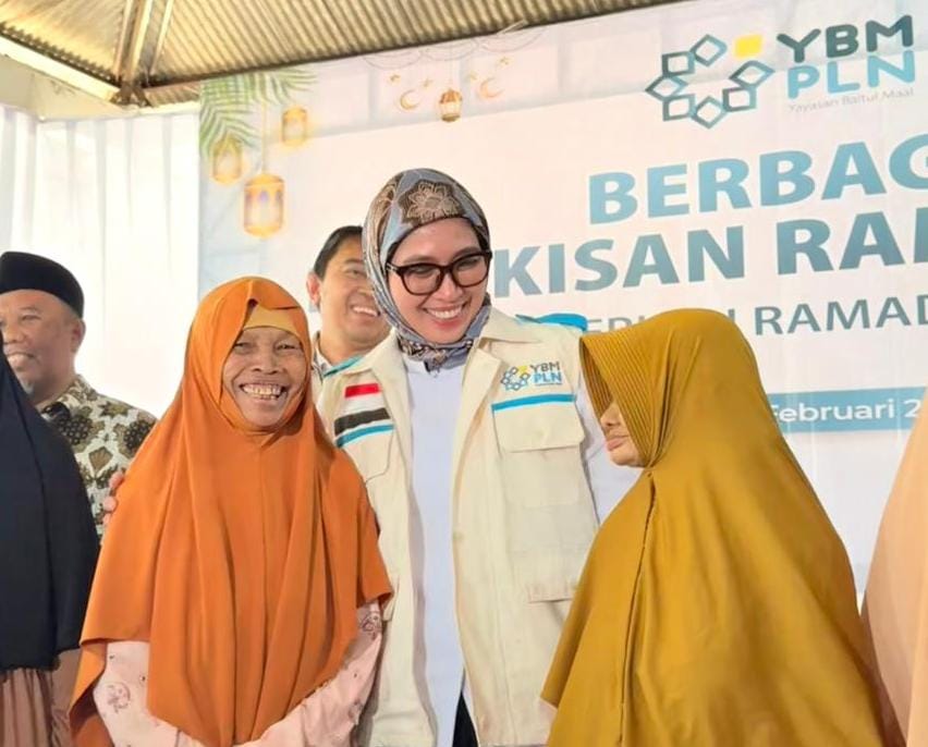 Direktur Distribusi PLN, Arsyadany G Akmalaputri ketika menyerahkan paket bingkisan kepada para penerima manfaat di Masjid Al-Muhajirin, Kabupaten Bogor 