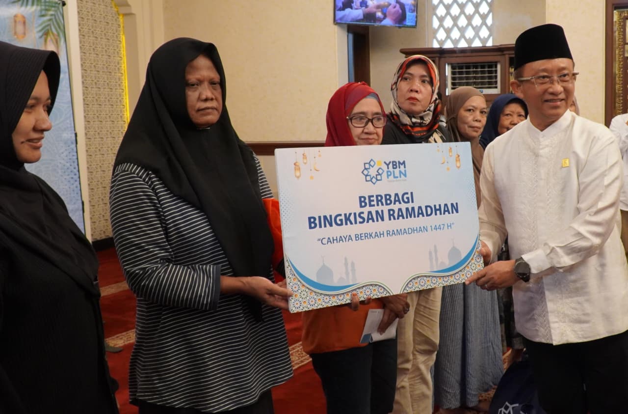 Direktur Retail dan Niaga PLN, Adi Prianto (kanan) ketika menyerahkan kepada penerima manfaat di Masjid Jami As-Sofia 