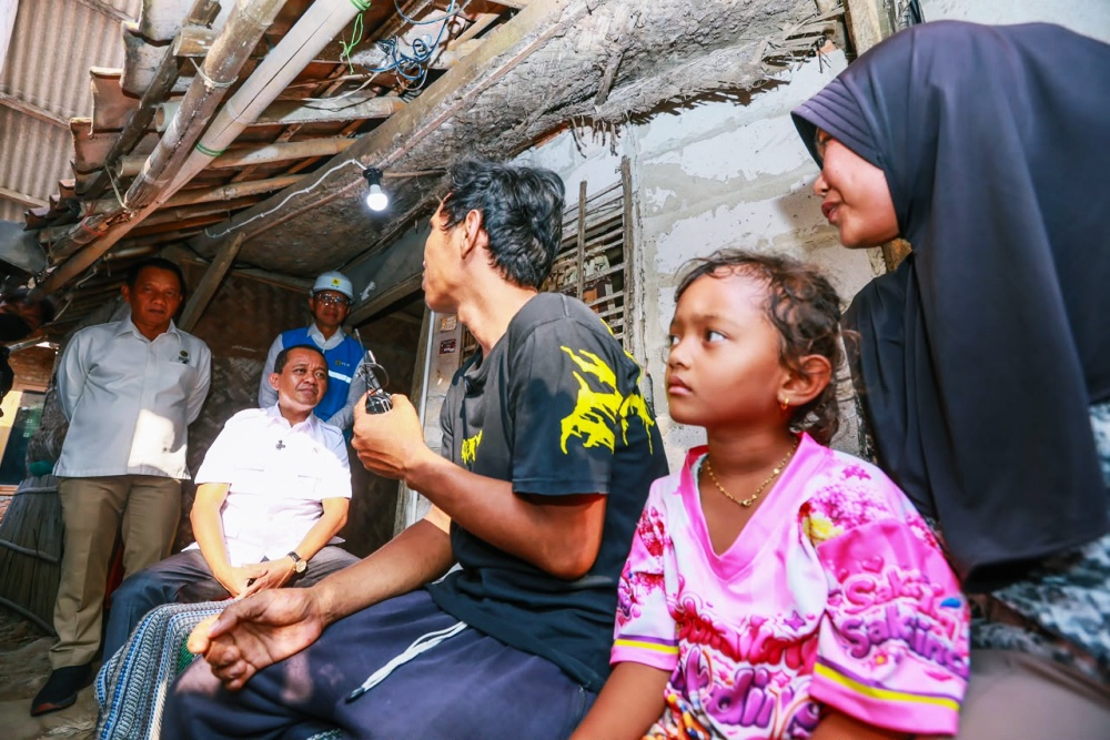 Pemerintah Hadirkan Listrik hingga ke Dusun di Karawang