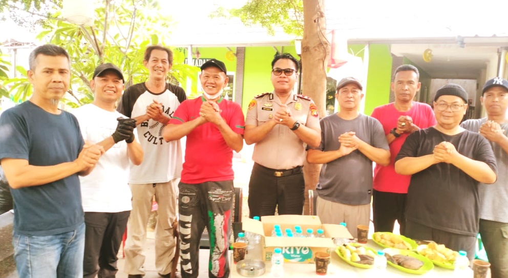 Polsek Beji Bersama Warga Green Putra Mandiri Gelar Kerja Bakti