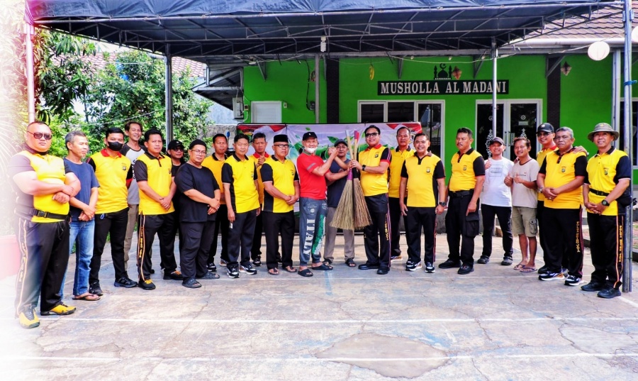 Polsek Beji Bersama Warga Green Putra Mandiri Gelar Kerja Bakti